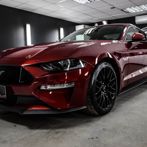 Ford Mustang bordo