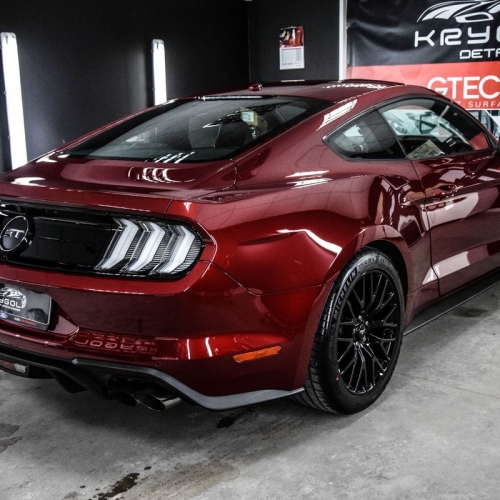 Ford Mustang bordo