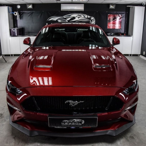 Ford Mustang bordo