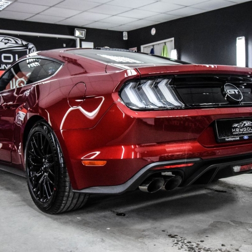 Ford Mustang bordo